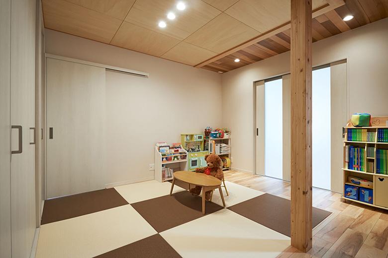 LDKの一角に畳コーナー設け、お子さまの遊び場として利用できます。キッチンからも目が届くので安心！