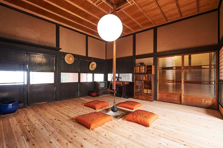 老舗旅館に来たかのような落ち着きのある空間。レトロな家具は残し、畳から板張りに変更しました。囲炉裏を囲み、おしゃべりが弾みそうです。