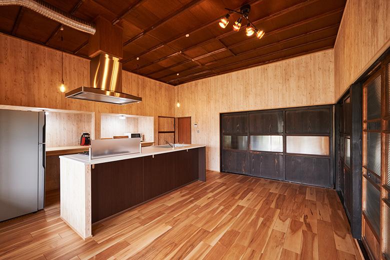 奥さまこだわりのアイランドキッチン。天井が高く、食堂の雰囲気も漂う新旧が融合した空間へ。