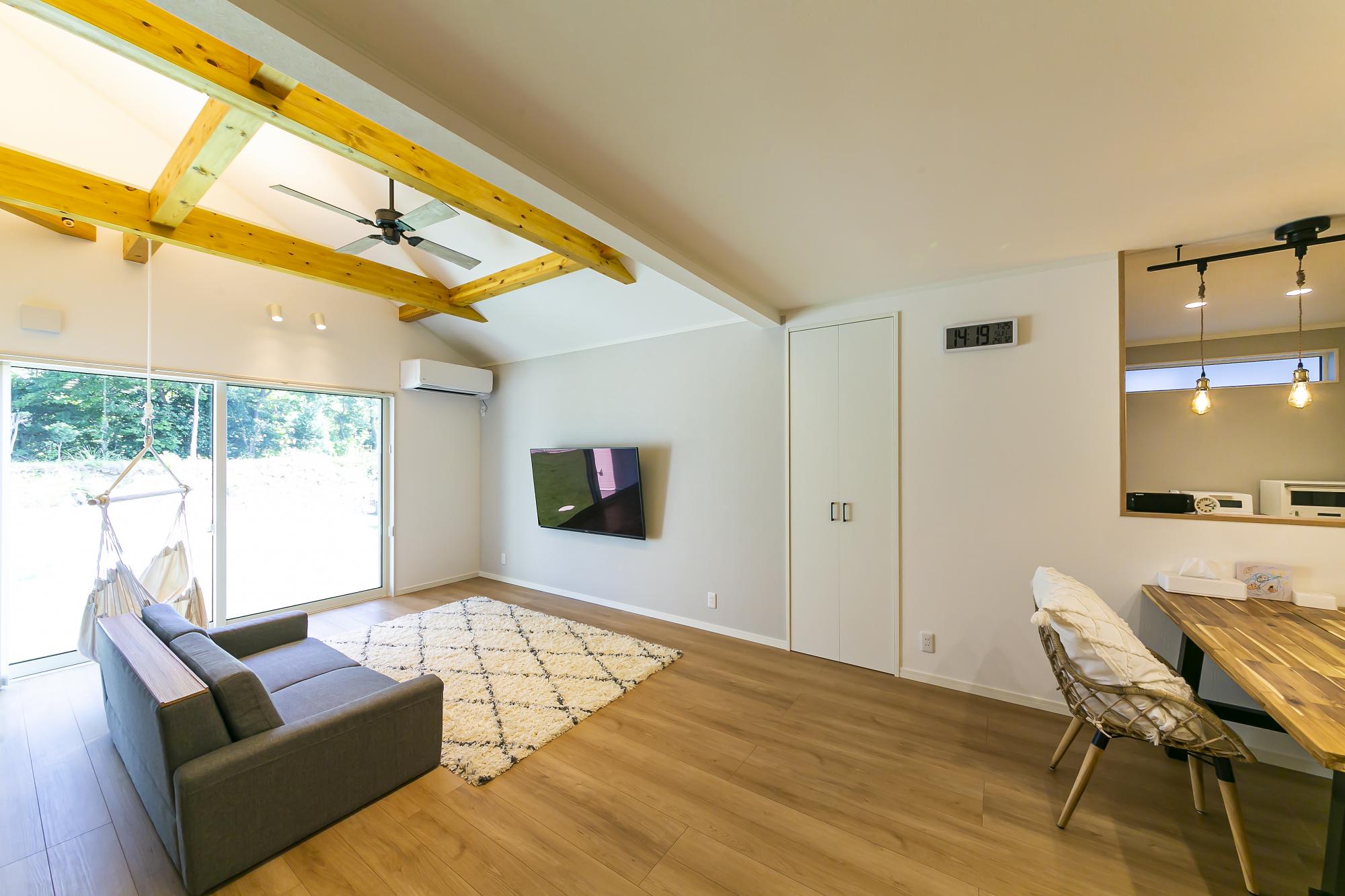 弊社が目指すのは、無理のない価格で“暮らしをもう一度輝かせる”リノベーション。
毎日の生活をもっと快適に、もっと心地よくすることを大切にしています。

古くなった住まいも、工夫次第で新しい価値を生み出せます。
壁紙を替えるだけで気持ちが明るくなったり、間取りを少し見直すだけで暮らしがぐんと便利になったり。
そんな「ちょっとした変化」が、家族の笑顔とゆとりにつながります。

ローコストだからこそ実現できる、“身近で等身大のリノベーション”。
住まいの小さな不満やお困りごとを解決し、今の暮らしをもっと好きになれる住空間を一緒につくります。