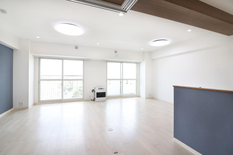 ダウンライトと天井照明の組み合わせにより、日中は自然光、夜はやわらかな灯りで穏やかな雰囲気を楽しめるシンプルで心地よい住まいです。