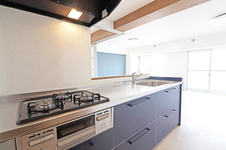 キッチンは落ち着いたブルーグレー調で統一され、上質で洗練された印象を演出しています。