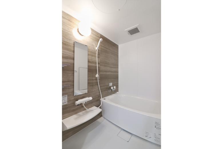 水回りは設備を一新。バスルームは浴槽や水栓を交換し、鏡やカウンターも新たに設置。使いやすさを追求した快適な空間に生まれ変わりました。