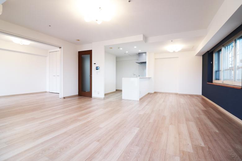 キッチンとリビングを隔てていた壁を取り払うことで、開放感あふれる広々としたリビングダイニングを実現しました。冷暖房エアコンも新設し、季節を問わず快適にお過ごしいただけます。