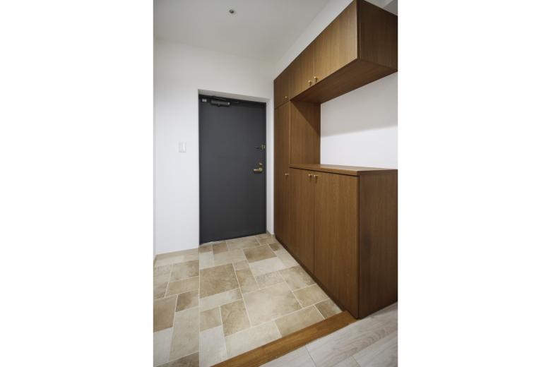 玄関の床には硬質塩ビタイルを採用。優れた耐久性に加え、美しい質感が空間に上質な印象を与えます。