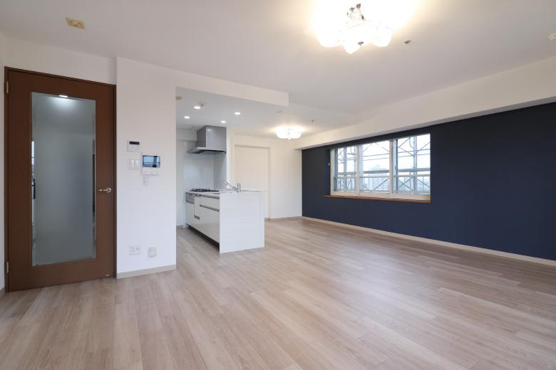 内装はクロスを全面張り替え、フローリングを上張り施工することで、見た目にも美しく洗練された仕上がりに。空間全体のデザイン性を向上しました。