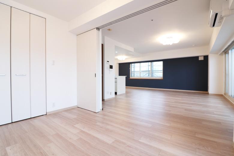 和室を洋室に変更し、新たに間仕切りを設けることで、リビングダイニングと柔軟に区切れる快適な空間へと一新しました。押入れをウォークインクローゼットへ改修し、収納力も大幅アップ。