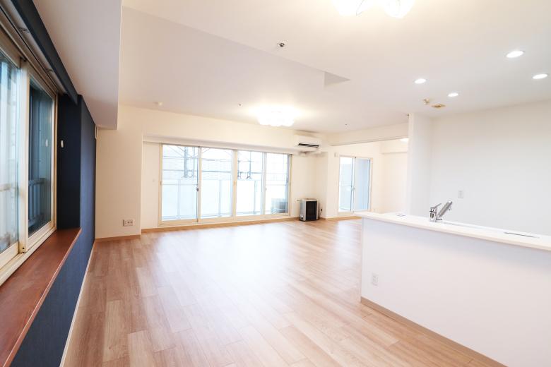 オープンキッチンにより、家族との会話を楽しみながら作業でき、広い家事動線で毎日の調理もスムーズに行えます。