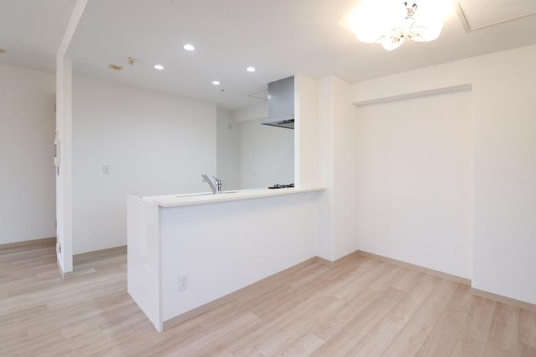 キッチンの設備も新しく刷新し、食器洗浄乾燥機付きで家事効率を向上。三口ガスコンロや大容量のフロアキャビネットを備え、収納力と使い勝手の両方を兼ね備えた機能的なキッチンです。