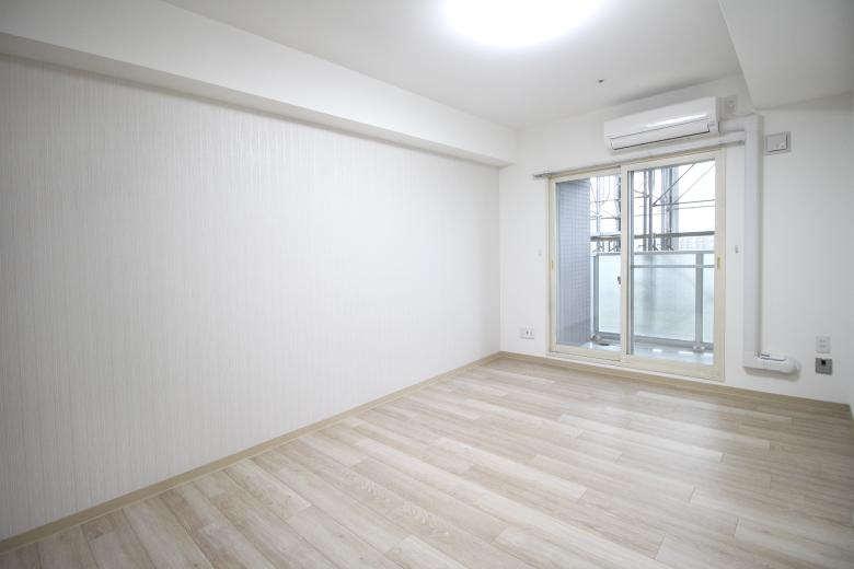 寝室はクロスを張り替え、フローリングも上張り施工で明るく上質な空間に。新設のエアコンで一年中快適に過ごせる、くつろぎのプライベートルームに仕上げました。