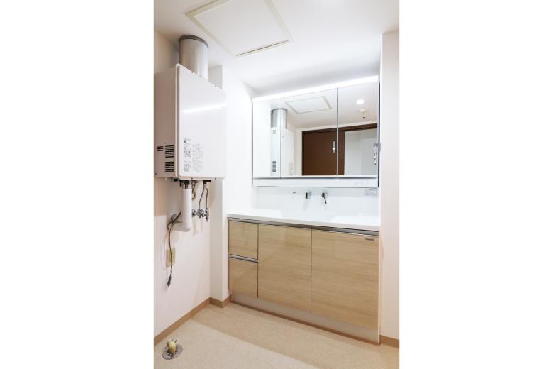 ユーティリティには新しい洗面化粧台を採用。三面鏡収納タイプで、日用品もすっきり収まる充実の収納力。広々としたボウル設計により、洗顔や作業時もゆったりと使えます。