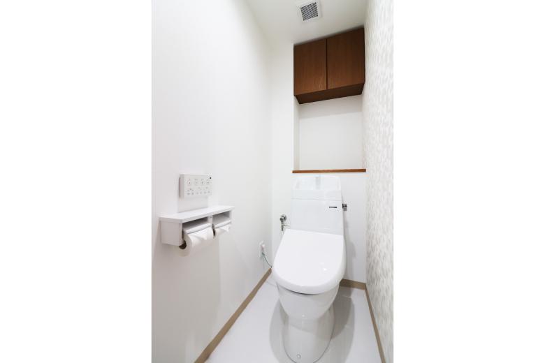 トイレには温水洗浄便座を採用。床は硬質塩ビタイルを敷き、クロスも全面張り替えることで、清潔感と機能性を兼ね備えた快適空間に仕上げました。