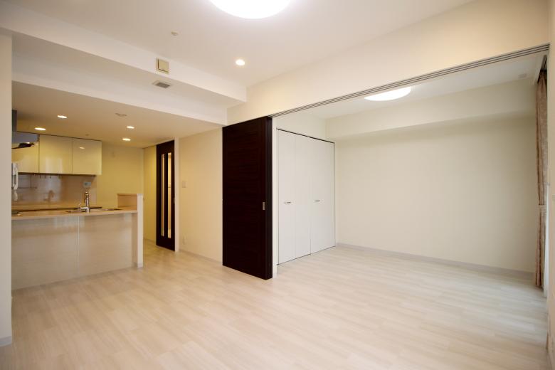 全室にフロアタイルを施工し、木目の美しいデザインで住まい全体に上質な統一感を創出。どのお部屋でも温もりを感じられる、心地よい空間に仕上げました。