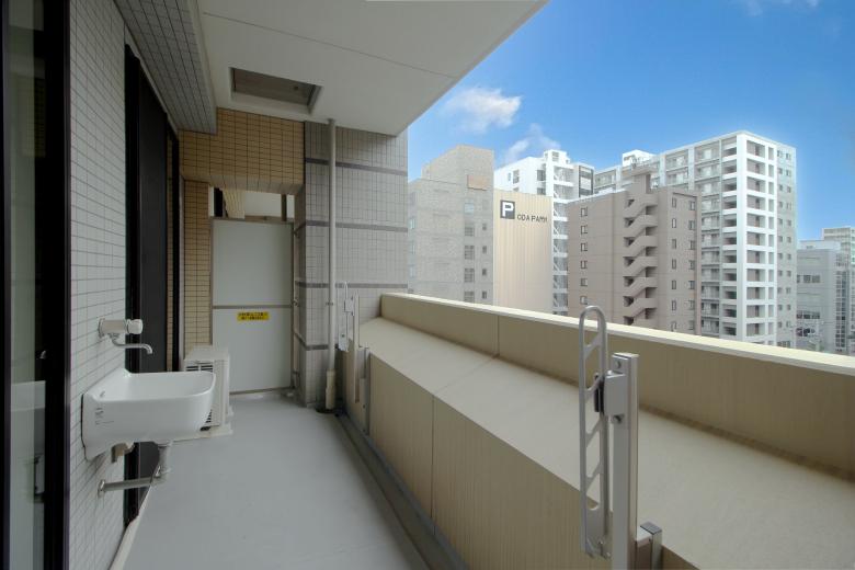 バルコニーは整備済みで清潔感があり、広々とした設計でガーデニングや家庭菜園も可能。家族でプランターを並べたり、ハーブや野菜を育てたり、日々の暮らしに楽しみを加えることができる、活用しやすい屋外空間です。