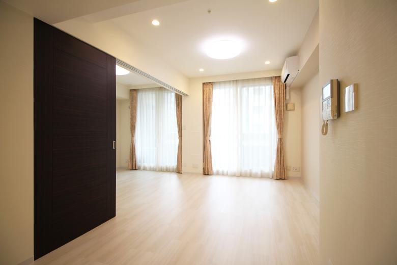 内装クロスは全面貼り替え、光を柔らかく反射することでリビング全体に明るさと開放感をプラス。清潔感あふれる空間が日々の暮らしを心地よく彩ります。