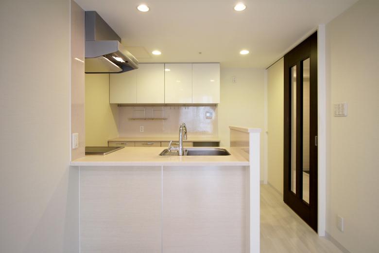 手を触れずに操作できるタッチレス水栓の採用で、家事のストレスを軽減。毎日のキッチン作業が、これまで以上にスムーズで快適になります。