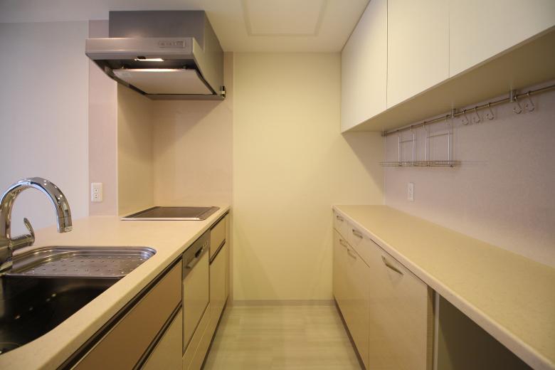 もともと高い機能性を備えたキッチンを整備し、これからも長く快適に使える空間へ。壁紙やフロアタイルもきれいに整え、清潔感と美しさを取り戻しました。