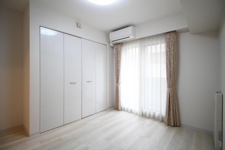 寝室にはエアコンを新設し、就寝時も快適な温度環境を確保。落ち着いた木目調フロアタイルが視覚的にもやすらぎを与え、清潔感を取り戻したクロスとの相性で、ゆっくりと寛げる上質なプライベート空間が整いました。