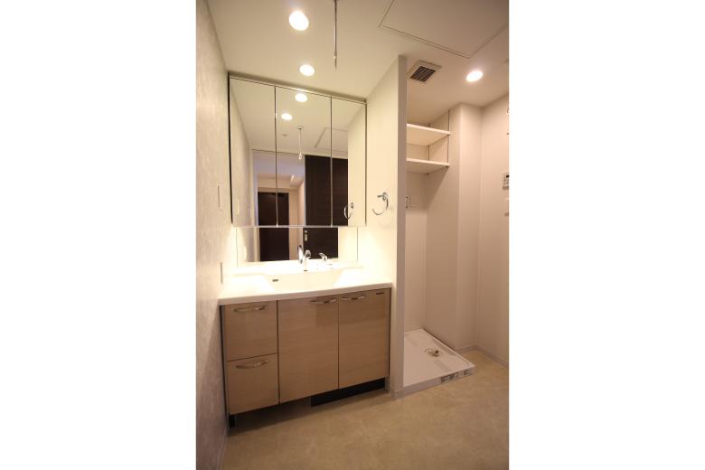 ユーティリティには硬質塩ビタイルを採用し、機能性はもちろん上品な質感も両立。暮らしの中で求められる強さと美しさを実現しました。