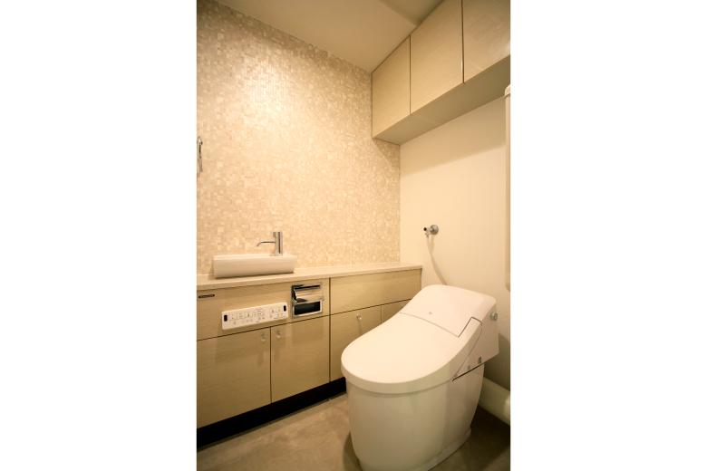 トイレはタンクレス仕様へと改修し、見た目にも洗練された印象に。床材は水汚れに強い素材を採用し、日常のメンテナンスもより快適になりました。