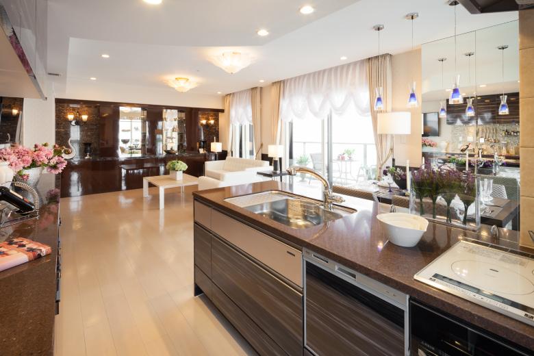 ― 住まいに、新しい価値と未来を。 ―

住まいは、人生の中で最も大切な資産のひとつ。
しかし、家族構成やライフスタイルの変化とともに、住まいに求めるかたちは少しずつ変わっていきます。

日本グランデのリノベーションは、既存の建物が持つ魅力や構造を最大限に活かしながら、そこに新しい価値をプラスすることを目指しています。
お客様一人ひとりの想いを丁寧に伺い、デザイン性・機能性・快適性のすべてを両立した空間づくりを実現します。

また、空き家再生や不動産資産の有効活用など“住まいを資産として守り、次の世代へとつなぐ”という視点からも、トータルでサポートいたします。

住まいを見つめ直し、これからの暮らしを再構築する。
それが、日本グランデの考えるリノベーションです。