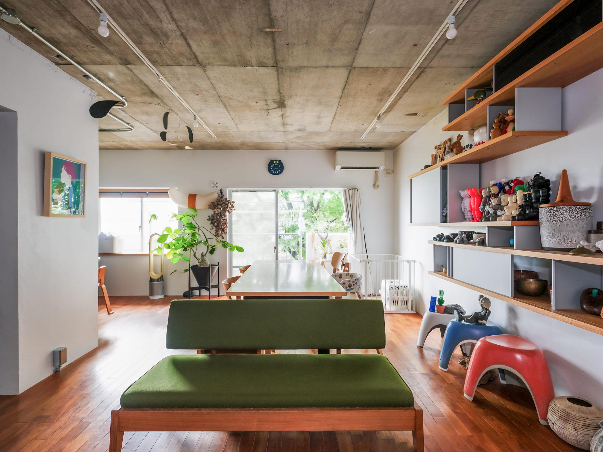 天井あらわしのラフさとチークの無垢フローリングの優雅な表情が心地よい空間を生み出しています。