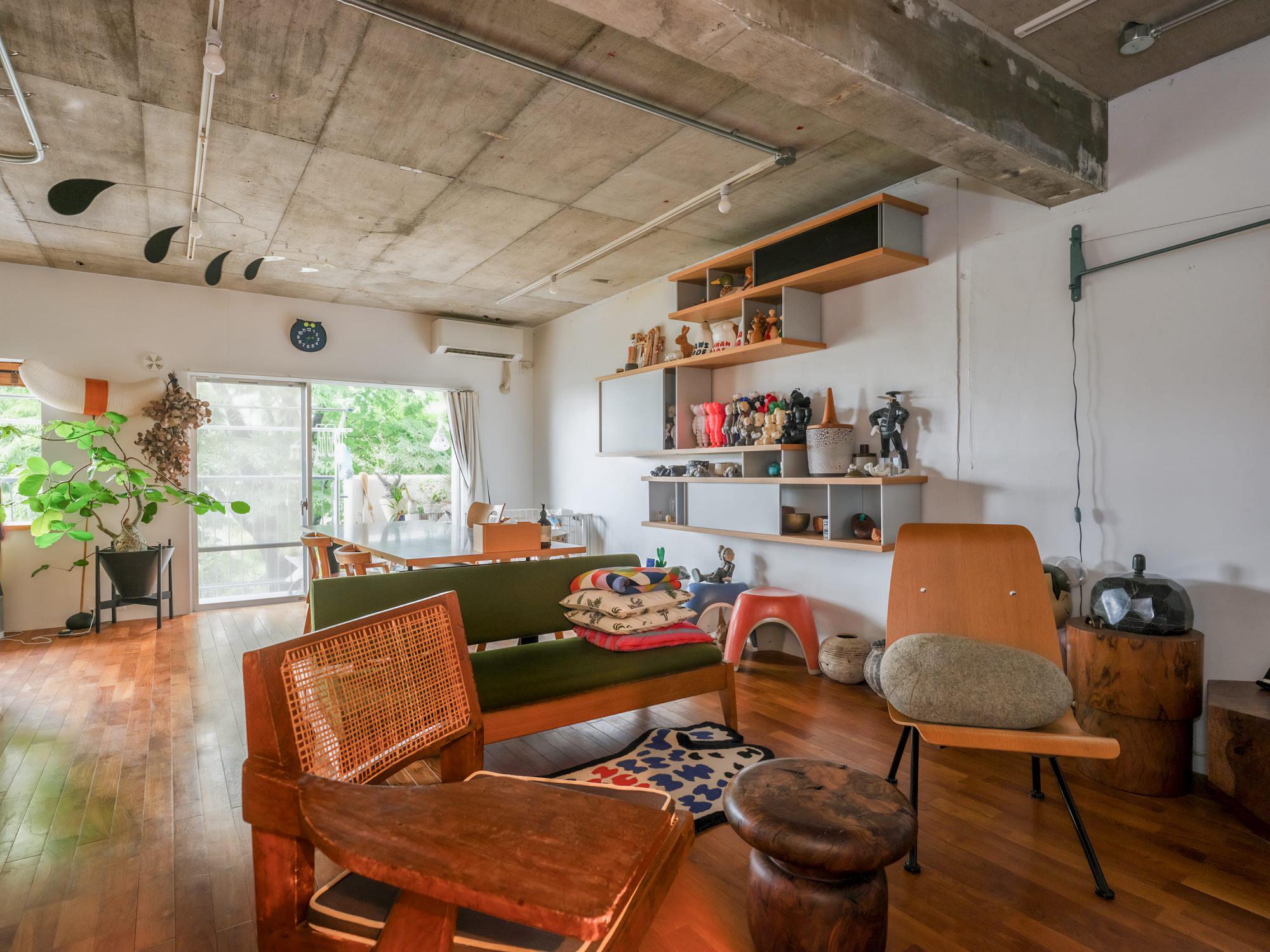 内装と家具や小物が見事にマッチしていて、感性をくすぐるリビング。
ご友人を呼んでホームパーティを楽しんでいるそうで、居心地の良さをお客様だけでなく、ご友人の皆様も感じていらっしゃいます。