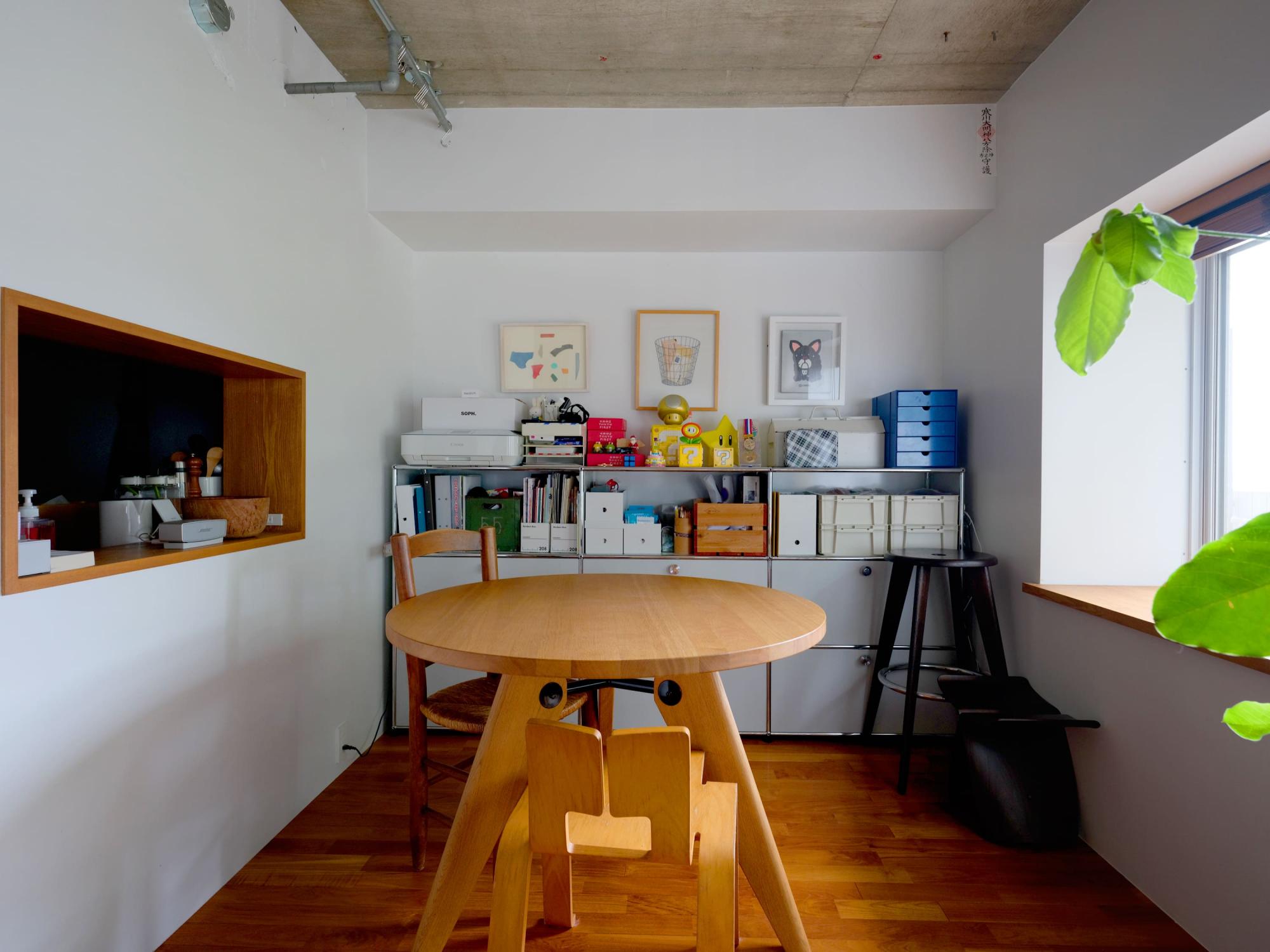 キッチンの前につくられたリビングでもダイニングでもないマルチなスペース。
自営業のお二人にとって非常に使い勝手の良いスペースとなっています。