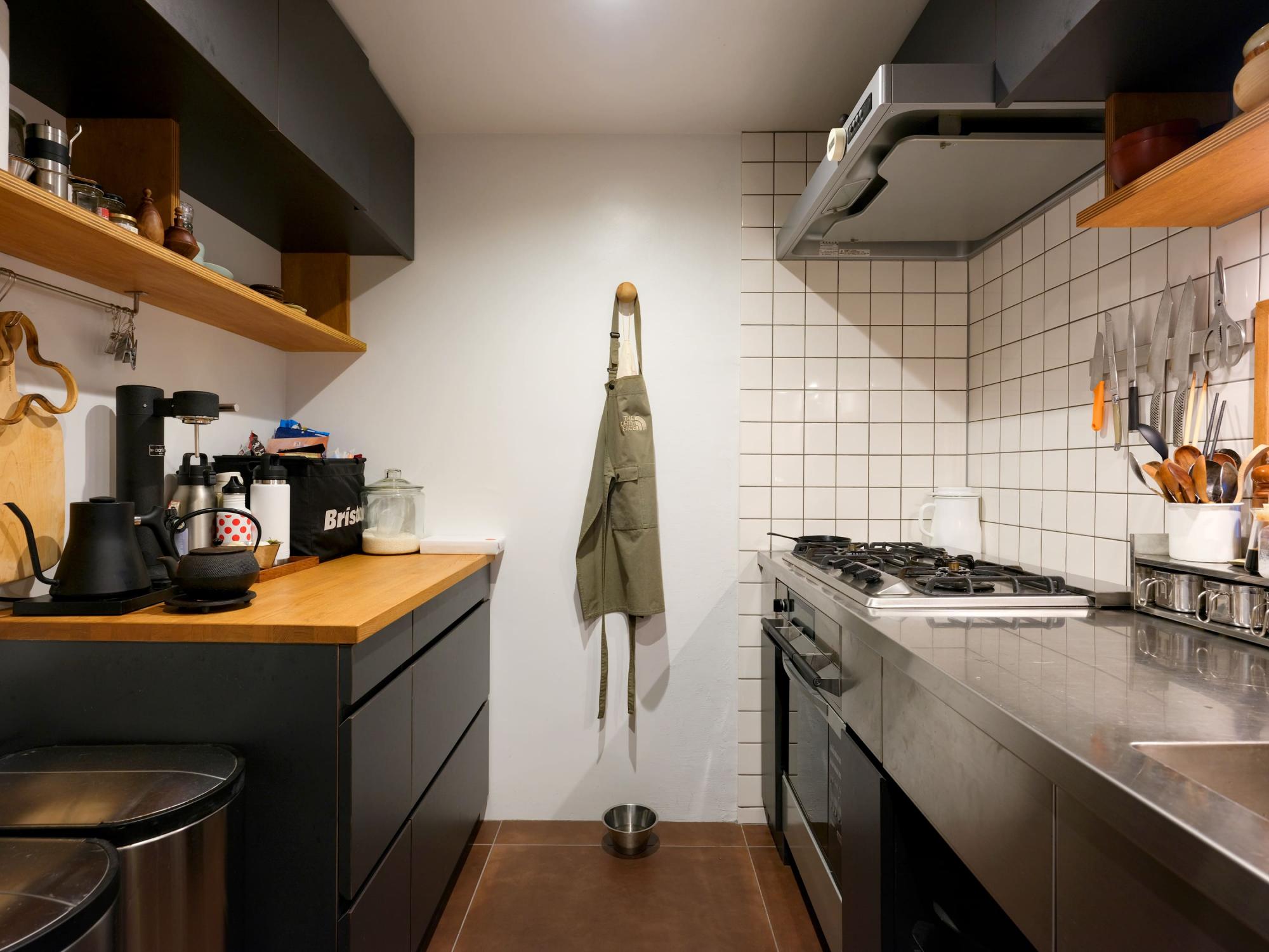 ステンレスの造作キッチン。
壁式構造のためオープンには出来ませんでしたが、コンパクトながら機能性抜群の使いやすいキッチンとなっております。