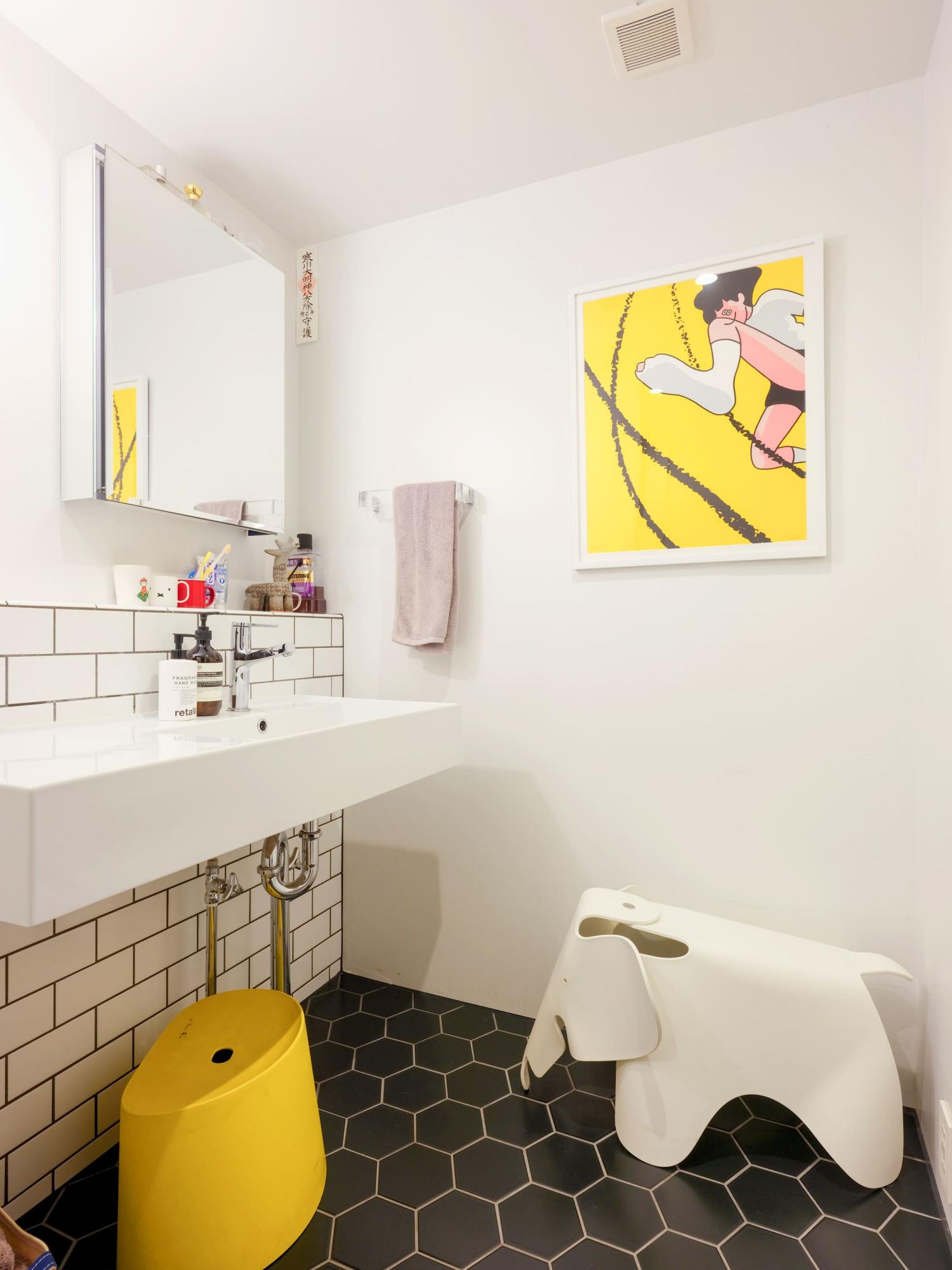 洗面脱衣室にはヘキサタイルでシンプルながらに動きを取り入れました。
お持ちのアートや家具との相性も抜群です。