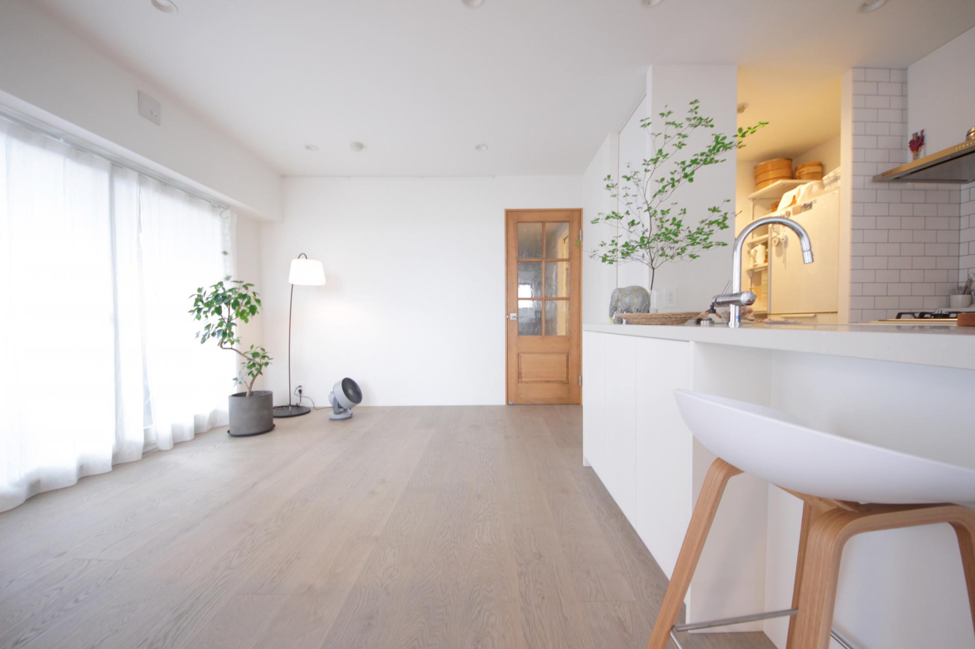 真っ白な壁にポツンとあるナチュラルな建具。
カフェのようにシンプルで落ち着く空間です。