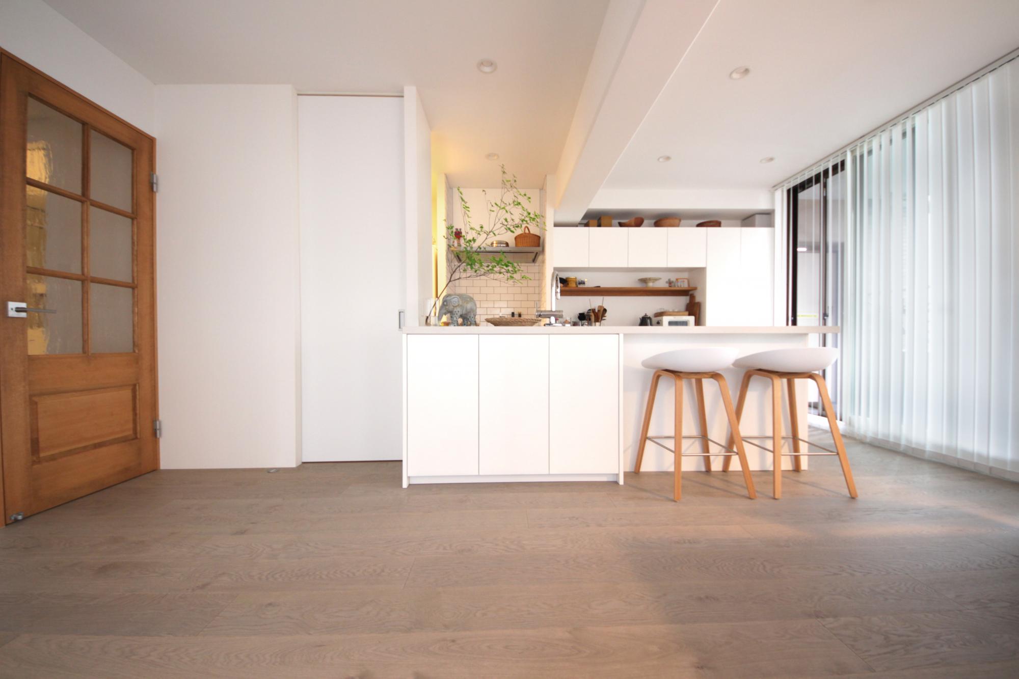 数年前にオーダー制作した食器棚に合わせてオーダーキッチンを採用。
友人を招いて食事も楽しめるように一部をカウンターに。