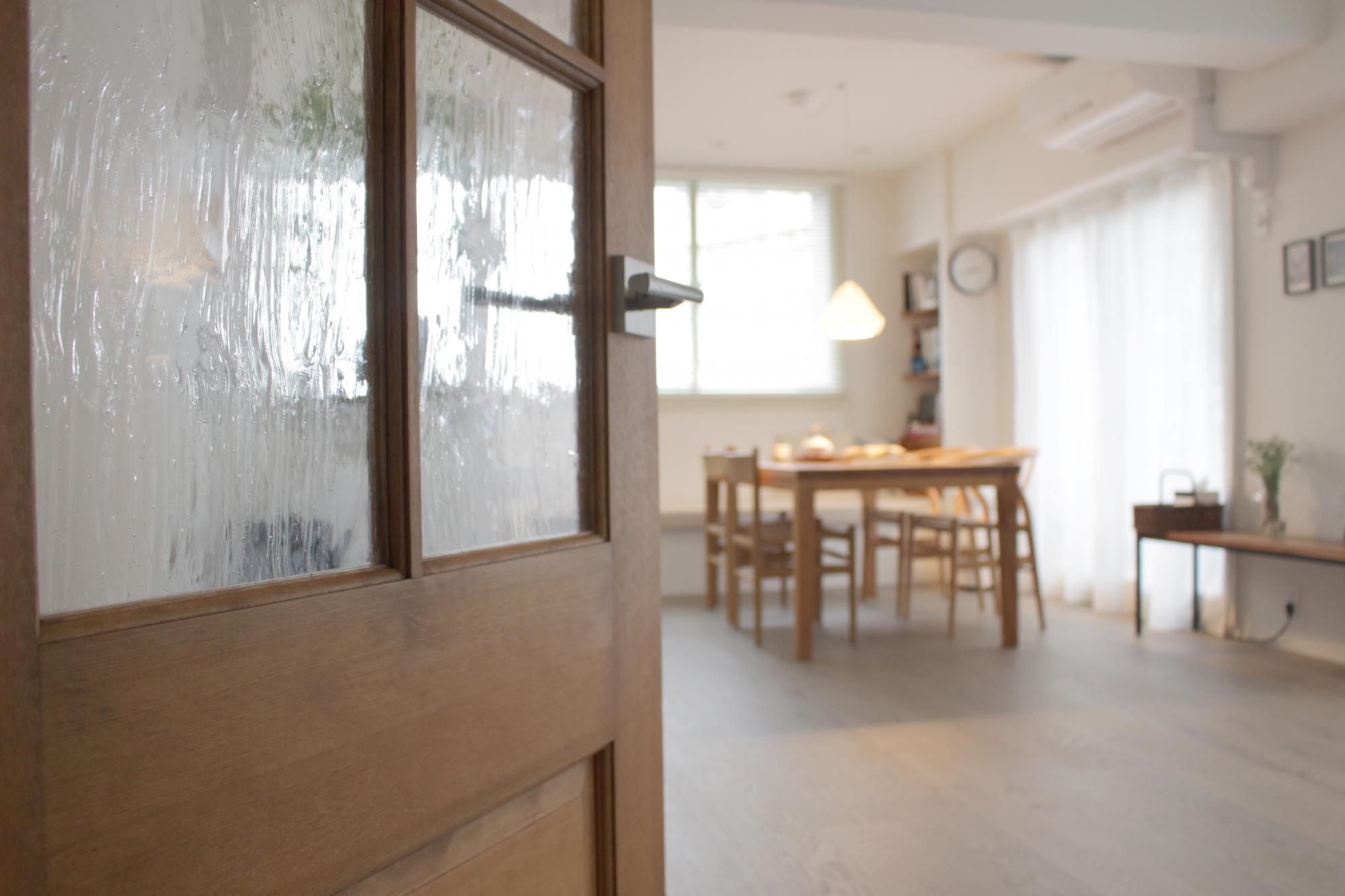 既製品の建具ながらにカラーも豊富でアンティークガラスがかわいい無垢建具。
リビングの顔となる建具です。