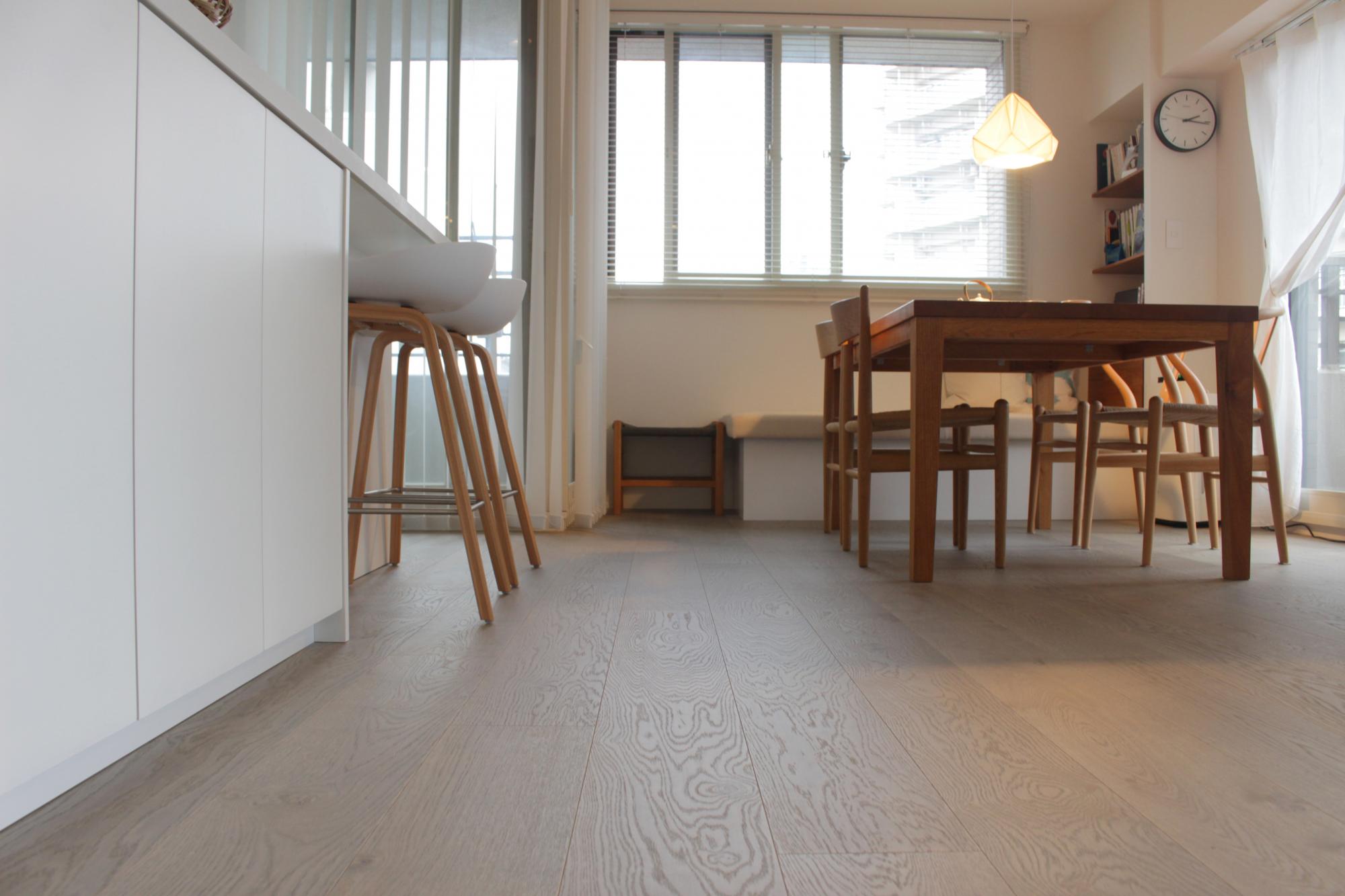 メインで採用したフローリングはヨーロッパ産の挽板フローリング。
日本製の商品ではなかなかない色合いですが、足触りも本当に気持ちの良いフローリングです。