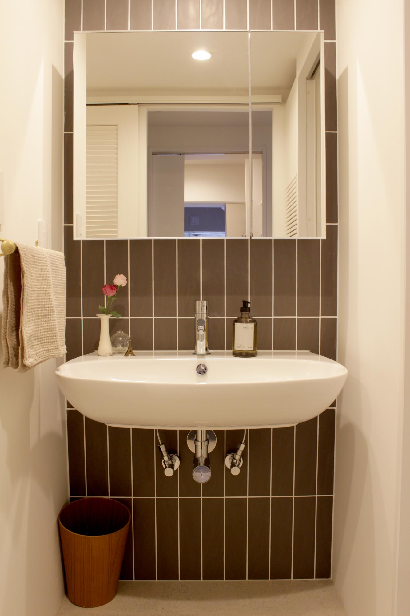 シンプルな洗面ボウル。
独特な色味のタイルが素敵な洗面空間ですが、床にはタイルではなくコルクフローリングを採用しているので冬場の底冷えにも対応しています。