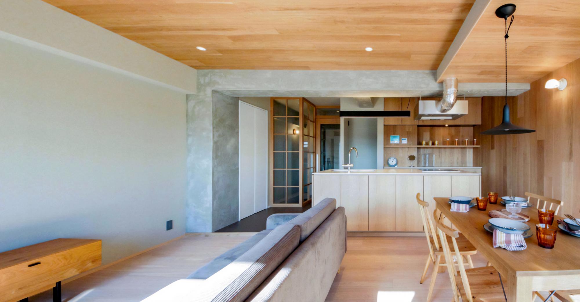 木と他の素材のバランスがちょうどよく、
陽だまりが気持ちの良いLDK