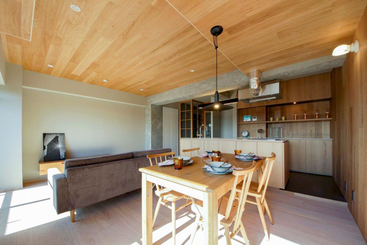 キッチン背面も贅沢に天然木パネル貼り。