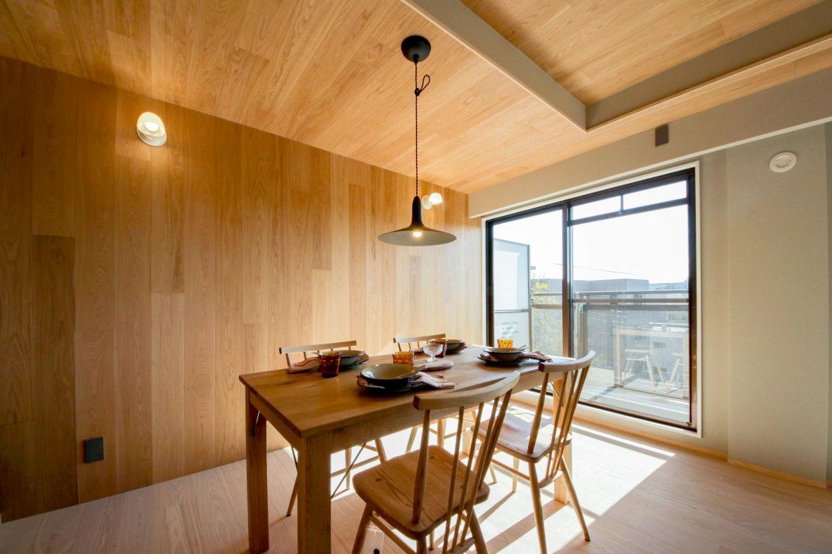 ダイニングを切り取れば木に囲われた深呼吸したくなる空間