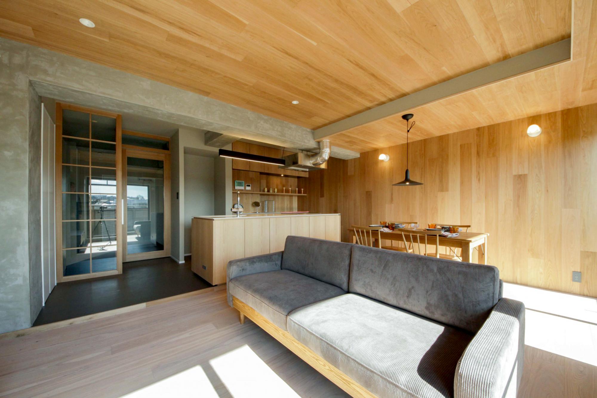 玄関まで光が届くように開放感のある設計。部屋に入ったときの開放感が「この家で良かった」と思わせてくれます。