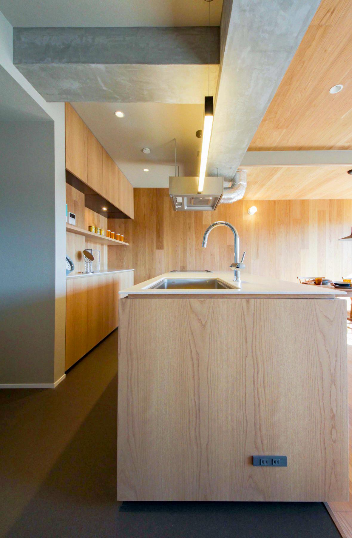 キッチンはオーダーで。
既製品のキッチンも充実していますがやはりオーダーならではの良さがあります。