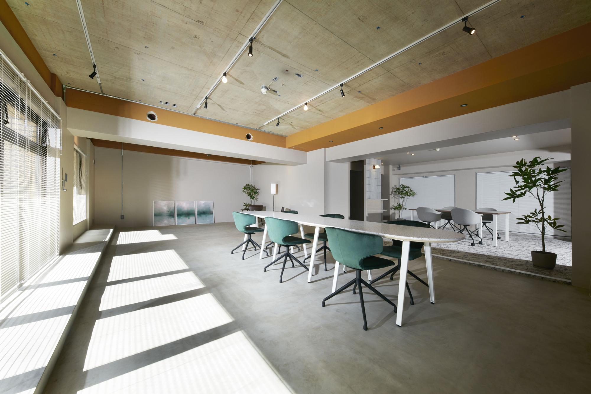 リノベーション事業の拠点は新宿ですが、ＪＲ川崎駅徒歩7分のマンションにコンセプトルームを用意しております。
ラフな質感の中に品の良い素材をバランスよく取り入れることで大人っぽいさと遊び心が同居する、弊社の考えを表現する空間となっております。
新宿、川崎のどちでもお打合せ可能です。