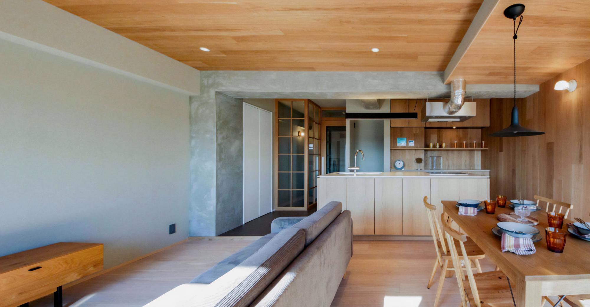 リノベーションだけでなくご要望に応じて家具の提案も行っております。
理想の住まいは内装工事だけでは完成しません。
そこに好みの家具や雑貨や小物を置くことで初めて空間として完成します。
弊社では多数の家具・照明メーカー様と協力し、インテリア提案にも力を入れています。