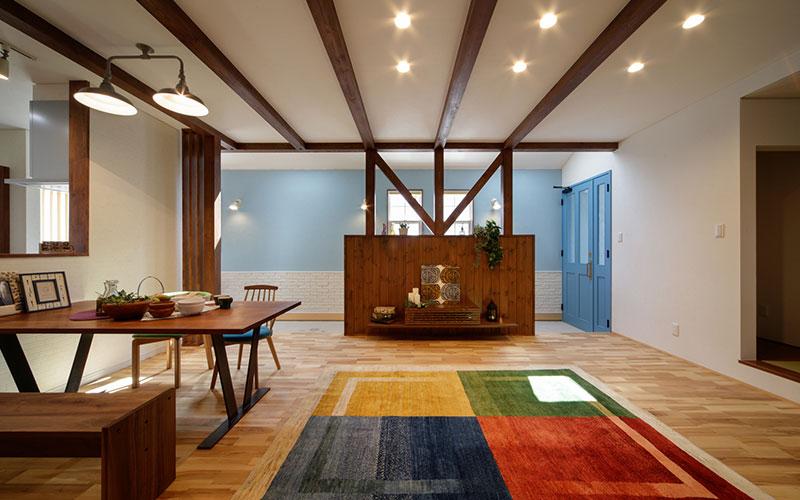 ライフスタイルの変化に合わせた住まい方の提案

お子さまの独立などで家族構成が変わり今の間取りは自分たちのライフスタイルに合わなくなってきている…。
間仕切りが多くリビング・ダイニング・キッチン各部屋が分断され、料理を作っていても家族の気配が感じられず孤独を感じる…。

時の経過で住まいに対する不満は数多く出てきます。
現状のライフスタイルにピッタリ合った住まい方・暮らし方を考えてみませんか？またライフスタイルの変化で今の生活動線を不便に感じることも多いのではないでしょうか？

キッチン・浴室・物干しスペースなどの水回りを一まとめにし、奥さまの家事動線を短くしたり、行き止まりのないぐるぐる回遊動線でストレスフリーの間取りにしたり…。
たくさんのアイデアで住まい方を快適にすることが可能です。