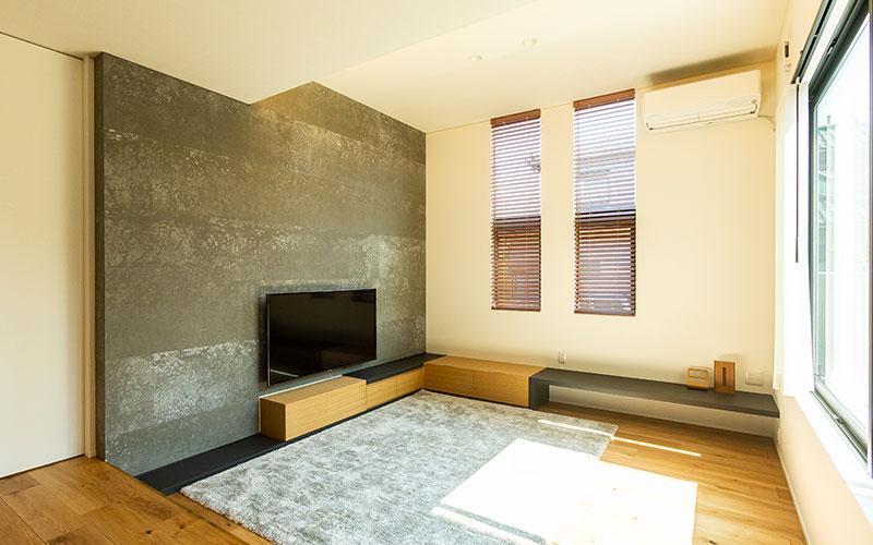 オーダーメイドで、納得するまであなただけのオリジナル家具

既製の家具にはない「造作家具」の4つのメリットとは？

【1】「ミリ単位」で寸法指定できること。
設置する場所や手持ちのアイテムにぴったりのサイズの家具を作ることができます。

【2】既成ではなかなか見つからない、生活スタイルにぴったりのオリジナル家具も作り付けることが可能。

【3】既存の家具でコーディネートするならカラー・素材などを吟味してセレクトする必要がありますが、造作なら最初から室内のデザインテイストにあわせて作るので、自ずと統一感のある空間に仕上がります。

【4】既成の家具を置くのに比べて、作り付けの棚や吊り戸棚は耐震面でも安心。単独の造作家具も、大工工事で金具などを取り付けて補強することが可能です。いざという時の備えとしても利点があります。