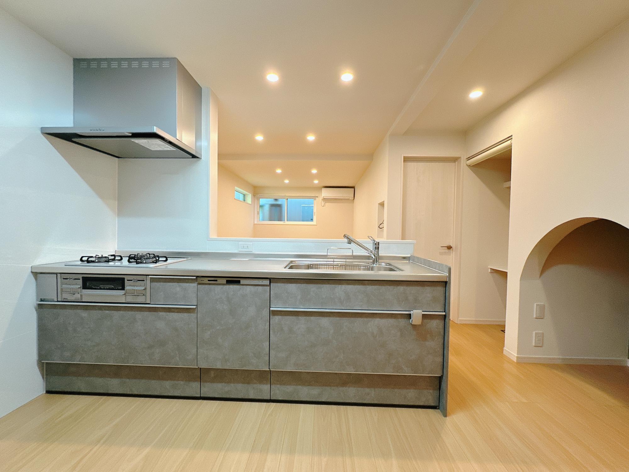 「高知市B様邸」のリビングダイニング
壁を取り払い、キッチンからリビングまで一直線に見渡せる「開放感あふれる大空間」へ。
白を基調としたクロスとダウンライトの配置で、お部屋全体がパッと明るく生まれ変わりました。木の温もりを感じるフローリングが、家族の団らんを優しく包み込みます。