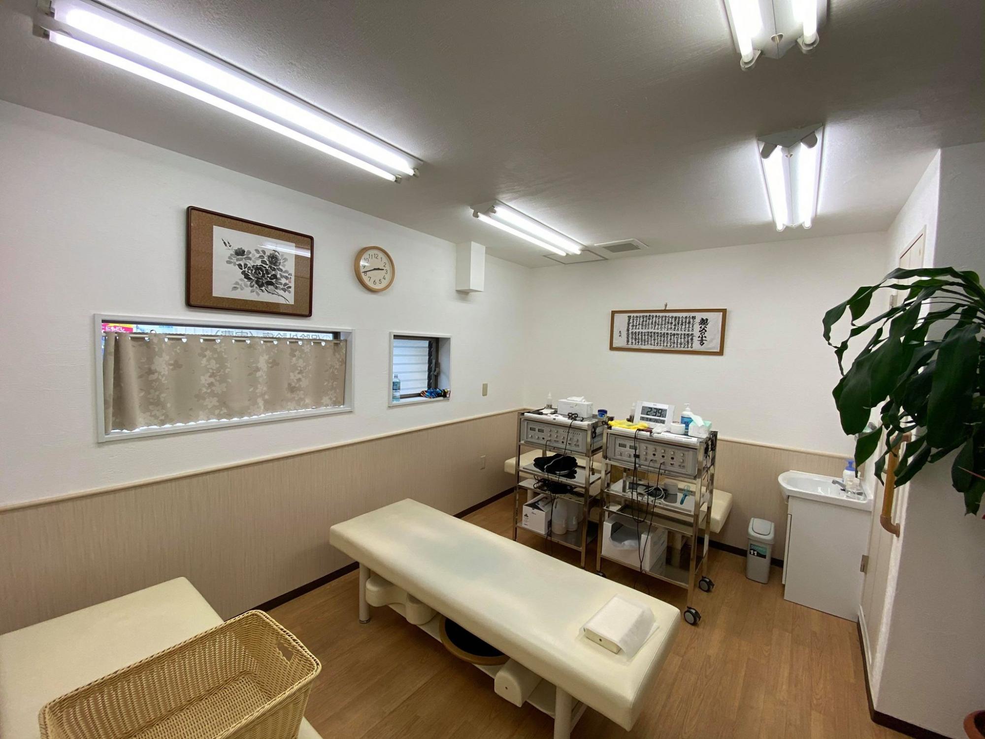 壁紙を漆喰に変更。患者さんだけでなく、従業員の健康も考えてリフォームされました。