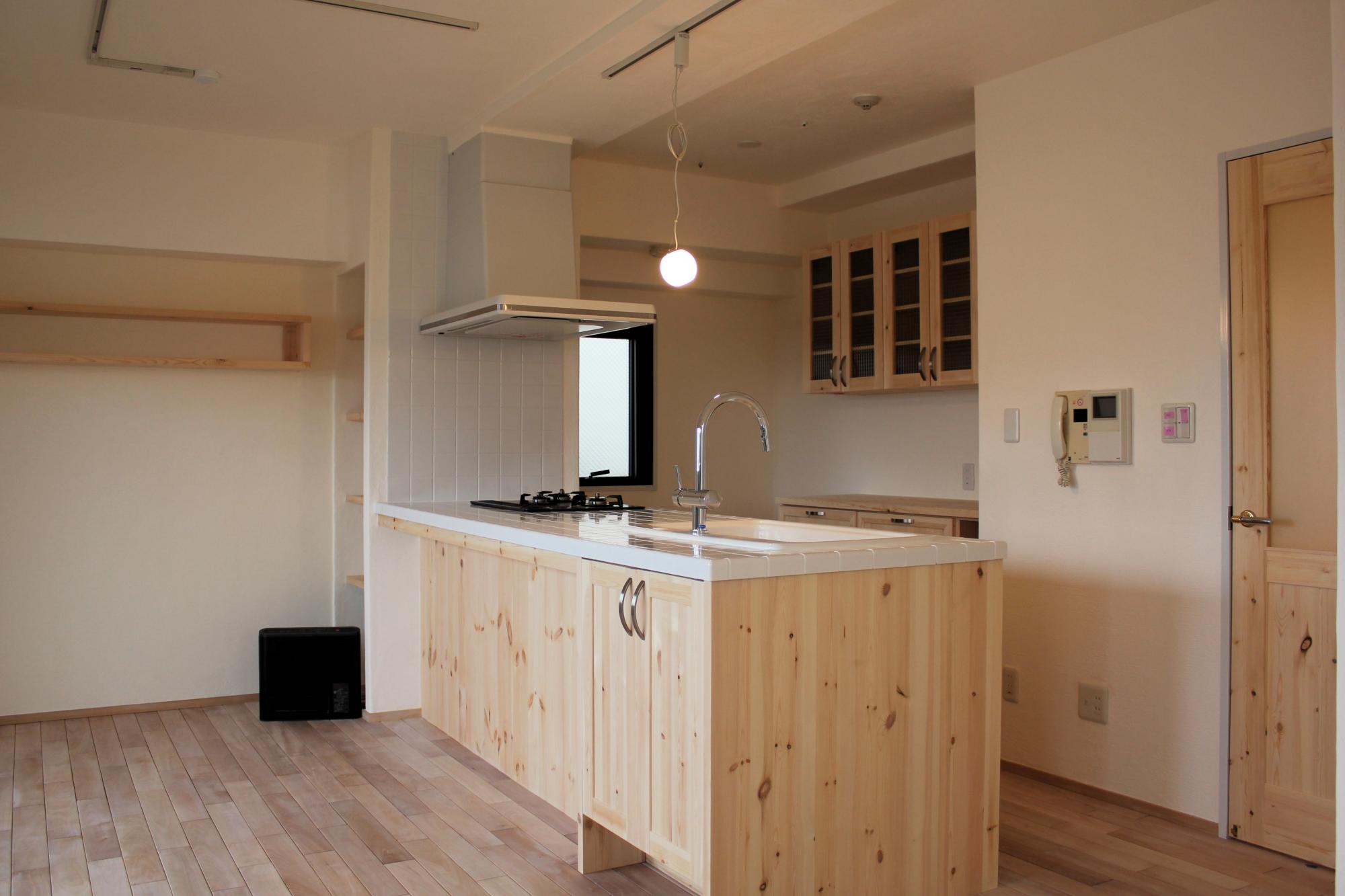 キッチンは対面式にレイアウトを変更しました。