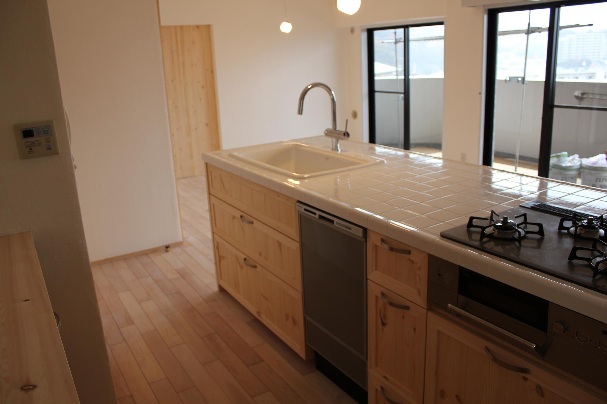 無垢材を使ったキッチン本体に、天板はタイル、シンクはホーローを採用し、温かみのある素敵な空間になりました