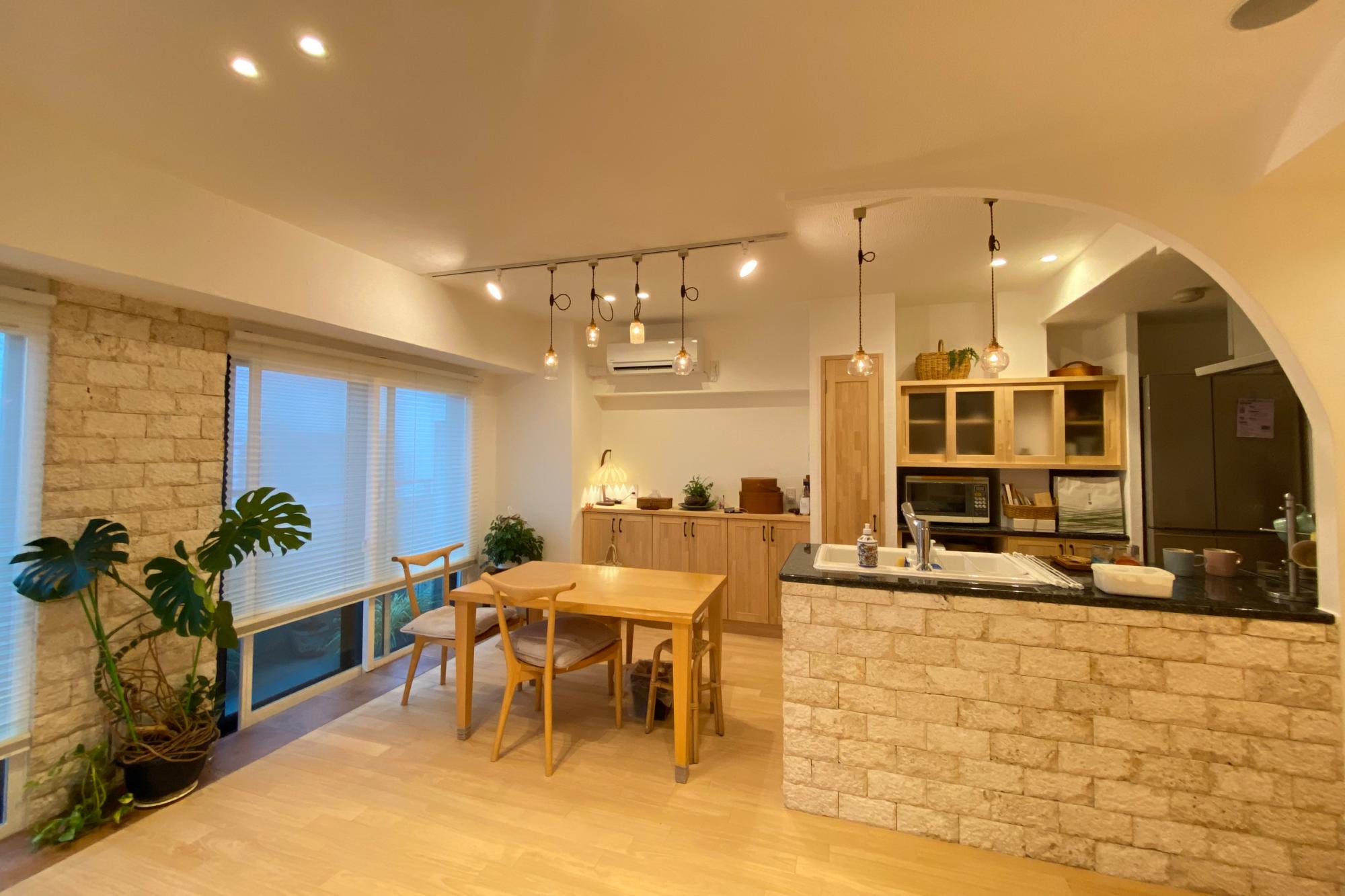 壁は漆喰、床は無垢材のフローリング、キッチンには天然石を利用した自然素材の温かさを感じるリノベーション。