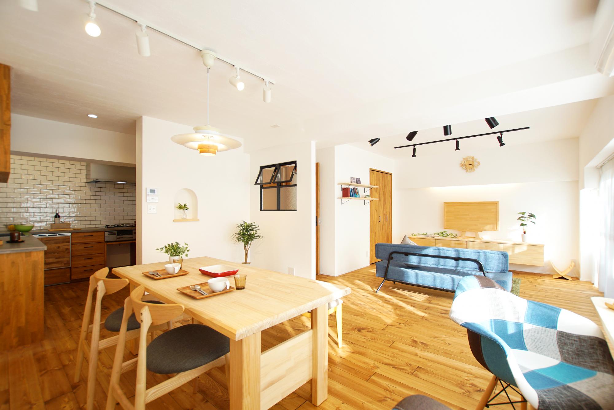 「オリジナルしっくいと無垢床が織りなす極上空間のマンションリフォーム」のリビングダイニング